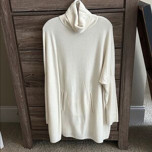 Two Bees Cashmere sz S Cream Turtleneck Sweater